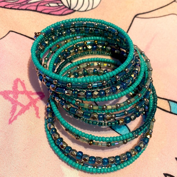 Gorgeous Turquoise Spring Bracelet made with beads - Picture 1 of 3